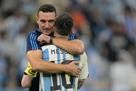 Messi và thầy rộng cửa giành giải