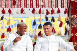 Ronaldo nhập gia tùy tục 