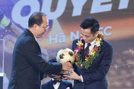 Văn Quyết và Huỳnh Như giành Quả bóng vàng