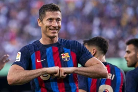 Lewandowski 'nịnh' Messi