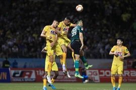 Ông Popov khiêu khích, ông Thành nóng, trọng tài Bin Ali ra hiệu 'còn có tôi'