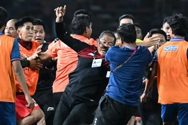 Quan chức U-22 Indonesia té ngã vẫn bị tấn công là ai?