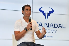 Vua sân đất nện vắng mặt Roland Garros