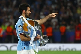Ăn ba cùng Man. City rồi về Barcelona