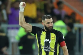 Tính đường cho Benzema tránh Haaland