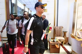 Ronaldo đá sân không khán giả ở Tehran, clip bé trai dễ thương ăn mừng bàn thắng kiểu CR7