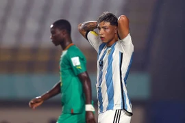 Đàn em Messi, Neymar bị “Sư tử Teranga” và Iran đánh bại