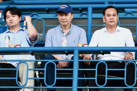 HLV Kim Sang-sik “bận lòng” trên sân Bình Dương