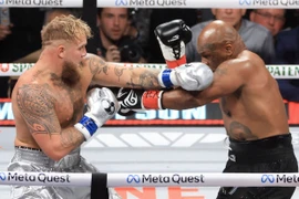 Huyền thoại Tyson thua “con trai” Jake Paul
