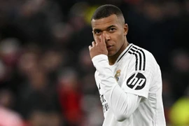 Chiếc áo Real Madrid quá rộng với Mbappe?!