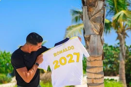 Chùm ảnh siêu sao Ronaldo ký hợp đồng mới với Al Nassr
