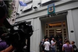 Bóng đá Argentina rúng động trước thềm World Cup: Messi chỉ là... con bò sữa