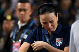 Madam Pang nhìn sang U-23 Việt Nam rồi xin lỗi fans Thái