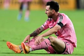Đồng hương phá nát bữa tiệc của Messi ở sân Freedom Park