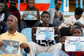 Người dân Somali đón trọng tài Omar Abdulkadir Artan trở về