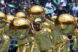 Sắc màu khai mạc World Cup 2026, thẻ đỏ kỷ lục, tuần hành, sét đánh