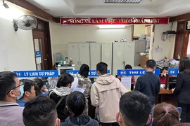 Xếp hàng cấp phiếu lý lịch tư pháp là do khâu tiếp nhận của Hà Nội 