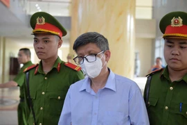 Chùm ảnh dẫn giải cựu Bộ trưởng Y tế Nguyễn Thanh Long đến phiên tòa phúc thẩm vụ Việt Á