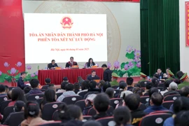 Hình ảnh nhóm đối tượng đấu giá đất 30 tỉ đồng/m2 tại phiên tòa lưu động