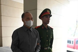 Hình ảnh dẫn giải cựu Thứ trưởng Hoàng Văn Thắng hầu tòa