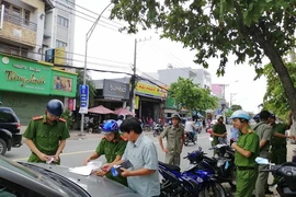 Công an phường Trường Thọ ra quân xử lý lấn chiếm vỉa hè