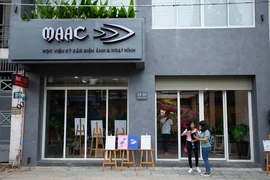 Giới trẻ TP.HCM thích thú tham gia triển lãm 'Loài Plastic'