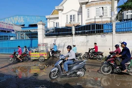 Dân quận 12 hồi hộp qua 'giếng nước' giữa đường