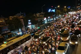 Giao thông hỗn loạn tại ngã tư Hàng Xanh