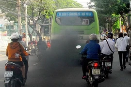 Thanh tra Sở GTVT kiểm tra khí thải tại Bến xe Miền Tây