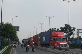 Chùm ảnh: Chuyện lạ xe tải, xe container đậu trước biển cấm