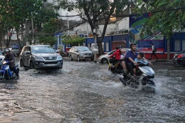 Người dân lại vất vả vì triều cường