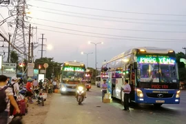 Cận cảnh loạt xe khách ngang nhiên 'vợt khách' dọc đường