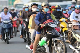 Người dân đổ về quê, cửa ngõ phía tây TP.HCM kẹt cứng
