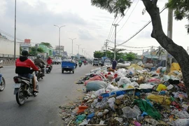Bãi rác chình ình giữa quốc lộ 1A đoạn qua TP.HCM