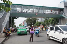 Chùm ảnh: Người dân phớt lờ cầu bộ hành