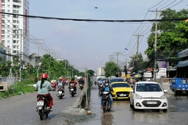 Đường nhếch nhác: Dân quận 2, quận 9 bao giờ hết khổ?