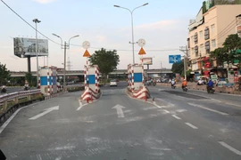 TP.HCM chính thức tháo dỡ trạm thu phí cầu Bình Triệu