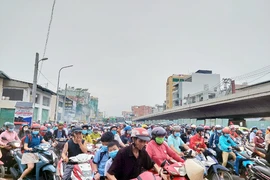 Dân Bình Tân ngày ngày ‘nín thở’ qua cầu Bưng
