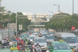 Ùn ứ kéo dài khu vực sân bay Tân Sơn Nhất