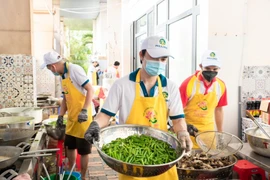 Căn bếp nghĩa tình giữa tâm dịch từ công ty Phú Long 