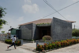 Độc đáo công trình có mái ngói cổ ở Bình Dương