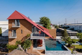 Ngôi nhà mái đỏ gấp nếp lạ mắt giữa Sài Gòn
