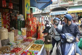 Tiểu thương TP.HCM sốt ruột chờ khách đến mua hàng