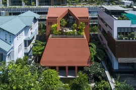 ‘Chiếc hang đỏ’ ấn tượng giữa lòng Sài Gòn.