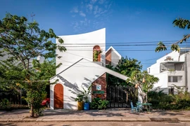 Ngôi nhà gió của cặp đôi 10 năm yêu xa