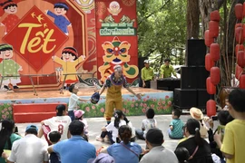 Người Sài Gòn ùn ùn đến khu vui chơi dịp giỗ Tổ Hùng Vương