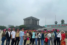 Nhiều đoàn khách mở hàng du lịch dịp lễ 30-4