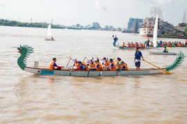 Thỏa thích đua mô tô nước, chèo Sup, bay dù lượn tại TP.HCM