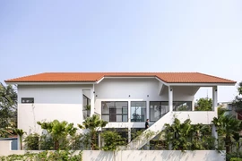 Ngôi nhà hình chữ U, cầu thang bay ở TP Ninh Bình