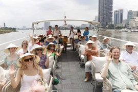 Nhóm nhạc Thụy Điển Arrival thích thú đi xe buýt hai tầng và buýt sông TP.HCM